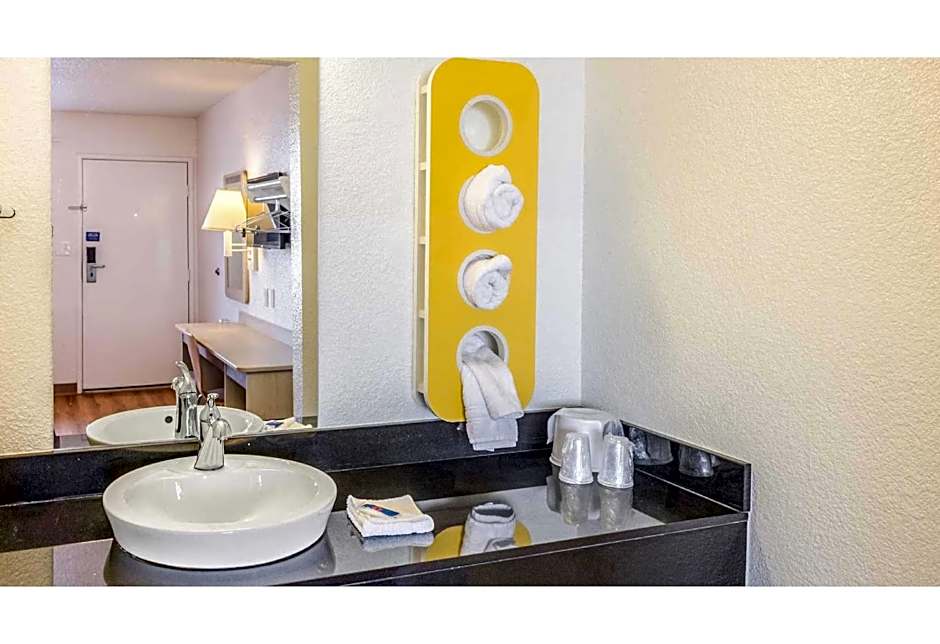 Motel 6-Bakersfield, CA - Convention Center