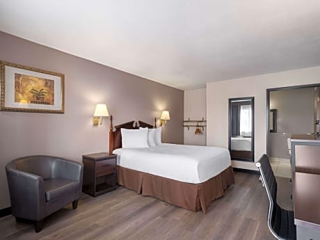 Queen Room - Disability Access - Non-Smoking