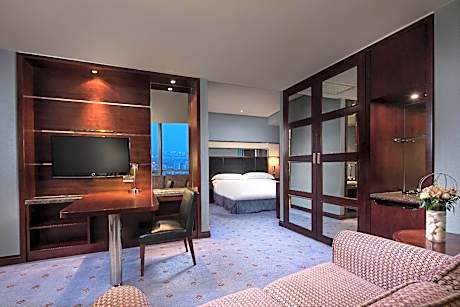 One-Bedroom Suite Lounge Access