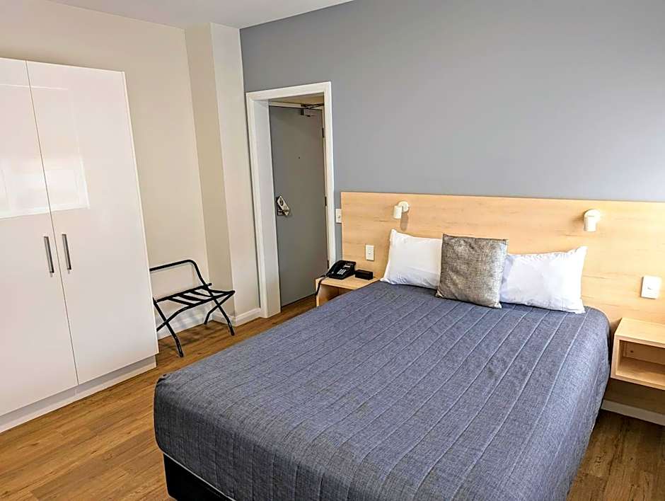 Mayfair Plaza Motel and Apartments