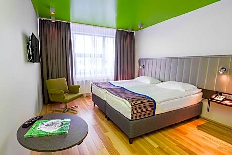 Guest Room Queen Bed