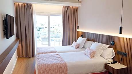 Double or Twin Room with Sea View