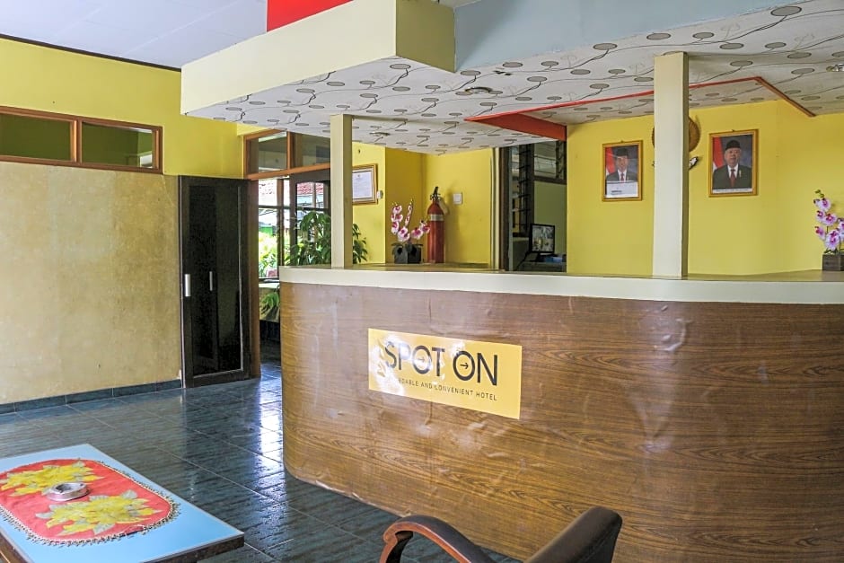 Spot On 1708 Hotel Budi Famili 1