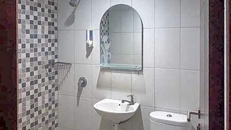 RedDoorz Hostel @ Manado Green Hostel