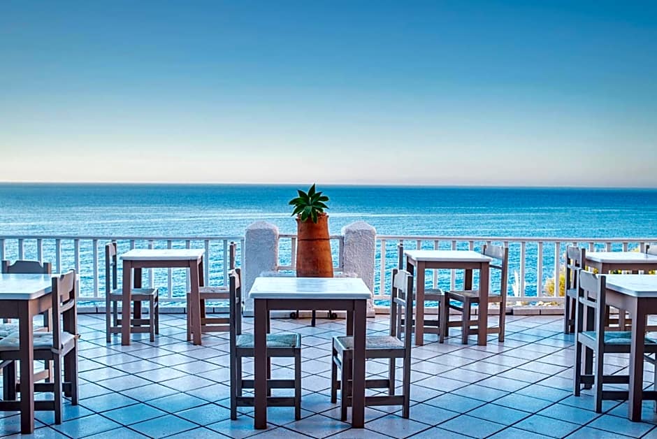 Cavos Bay Hotel & Studios