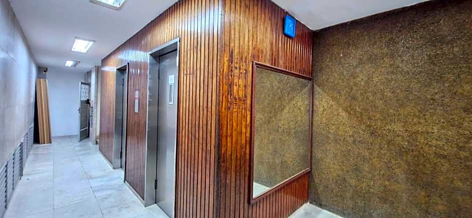 APARTAMENTO COPACABANA saleta, quarto grande com ar cond wi-fi a 2 qds da praia