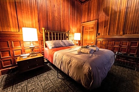 Deluxe Queen Suite