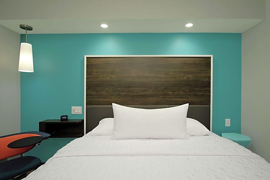 Tru by Hilton Meridian