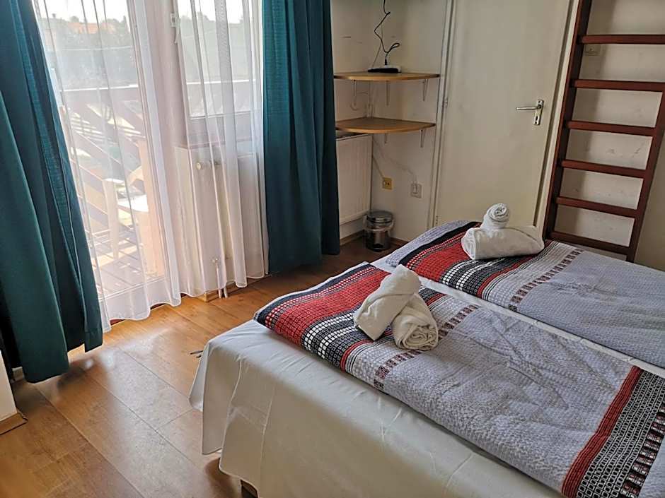 Parton Hotel & Bowling