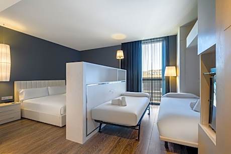 Family Room (3 Adults + 1 Child)