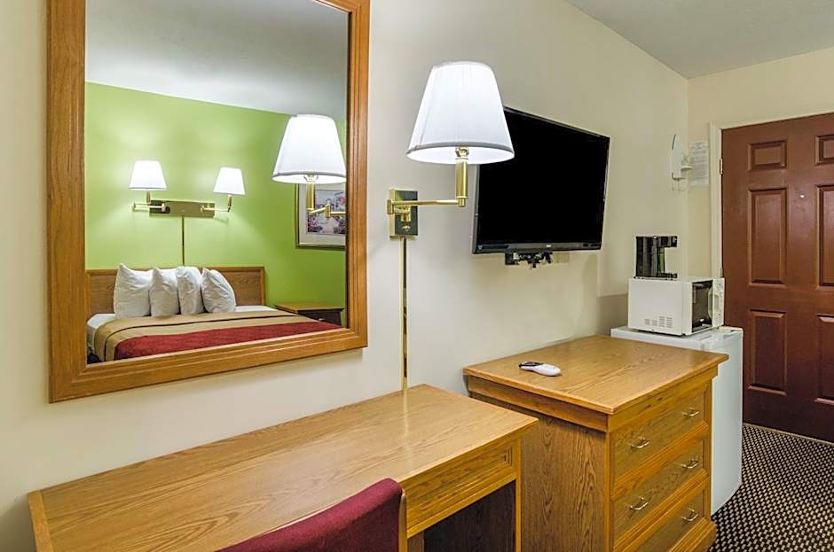 Econo Lodge Lawrence near University