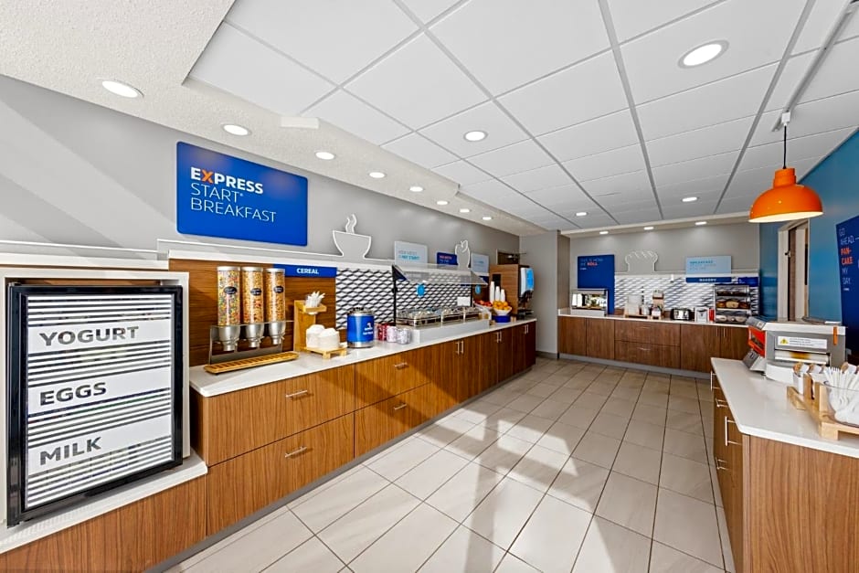 Holiday Inn Express Grove City - Premium Outlet Mall by IHG