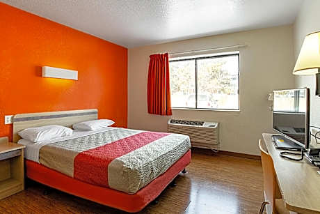 Queen Room - Non-Smoking