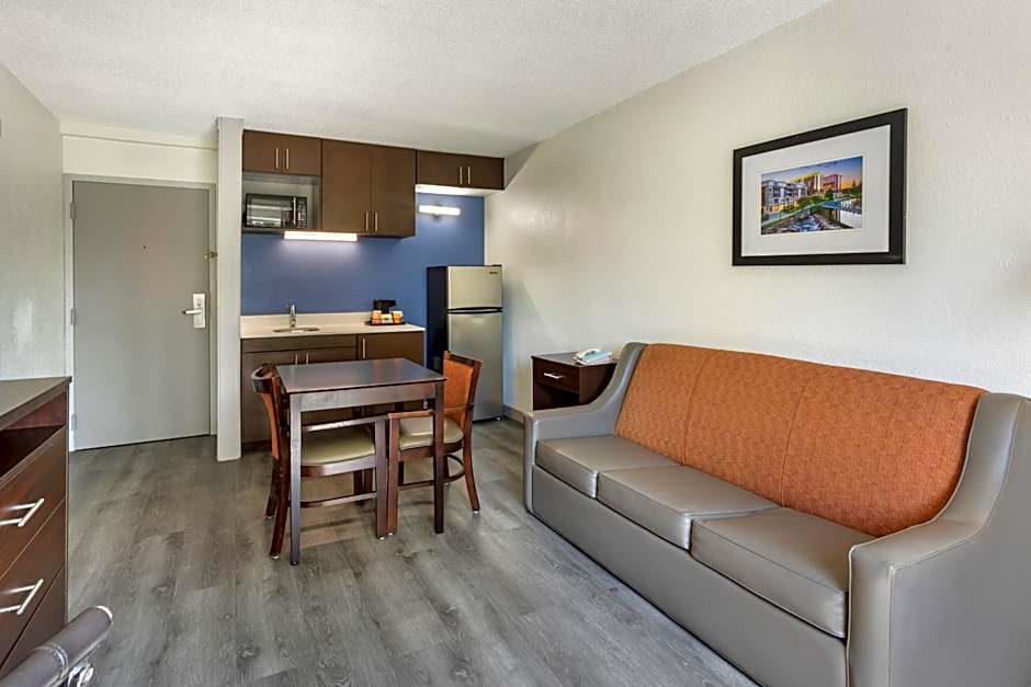 Econo Lodge Inn And Suites Greenville