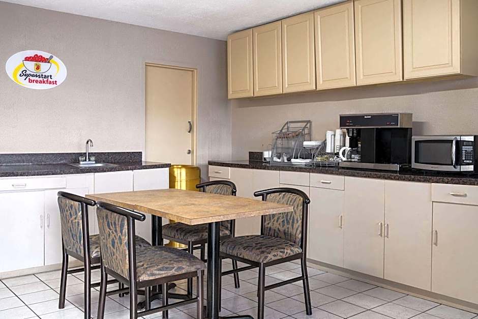 Super 8 by Wyndham Youngstown/Girard