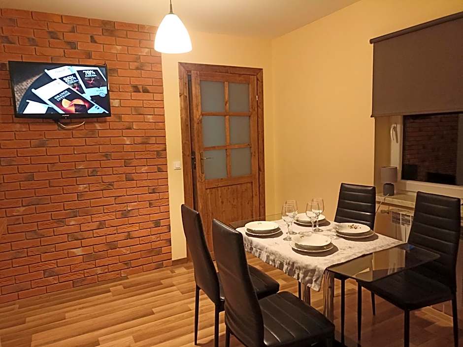 Domki i apartamenty nad jeziorem solińskim z basenem I widokiem na góry