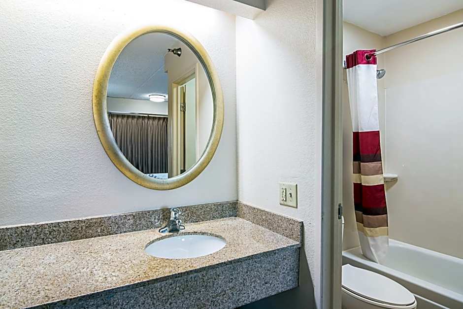 Red Roof Inn Hampton Coliseum & Convention Center – Hampton, VA