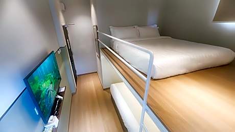 Quad Room Double Deck (Window)