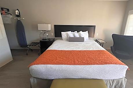 1 King Bed Non-Smoking