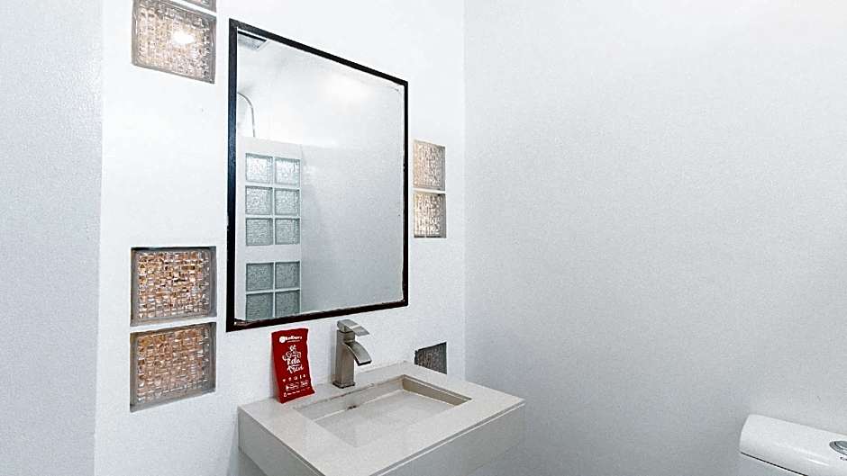 RedDoorz @ EL Runway Hotel Bulacan