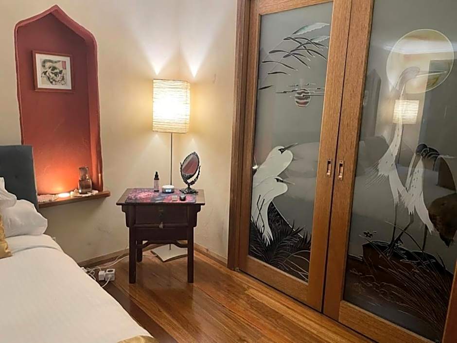 Tomah Retreat - Studio CHILL with fireplace and clawfoot bath