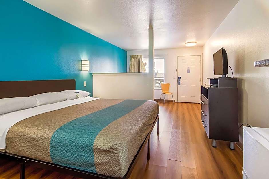 Motel 6 Portland Mall - 205
