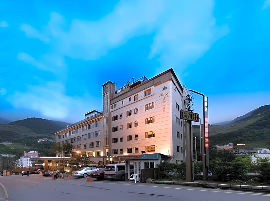Ming Lu Holiday Hotel