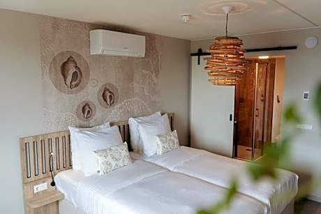 Twin Room with city view and access to elevator