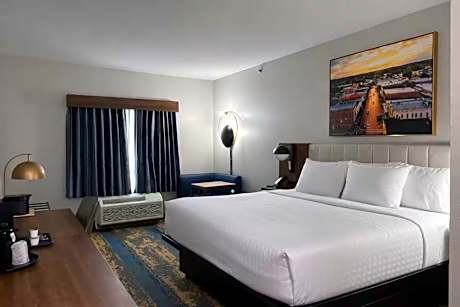 King Suite - Mobility Accessible with Tub with Grab Bars/Non-Smoking