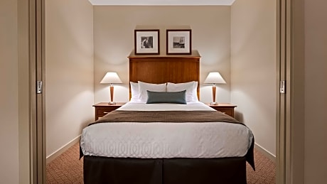 Suite-1 King 1 Queen Non-Smoking Sofabed Kitchenette Microwave Fridge Wi-Fi Full Breakfast