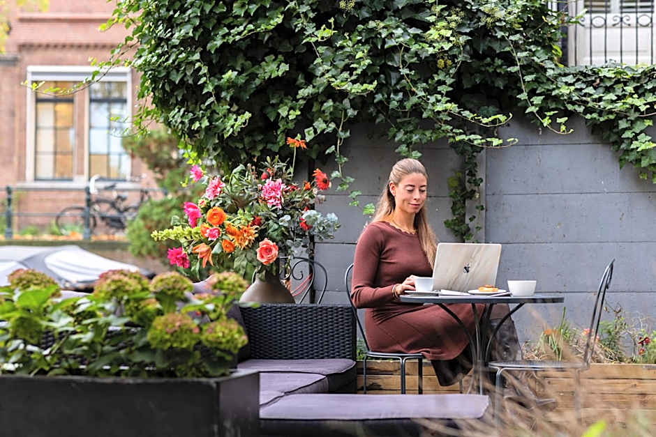 Amsterdam Canal Hotel