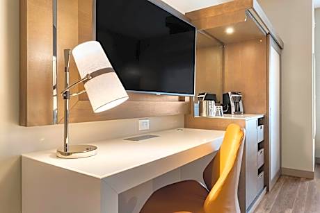 Queen Room with Two Queen Beds and Bath Tub - Mobility Access