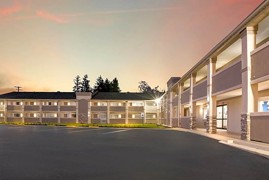 Clarion Pointe East Lansing University Area