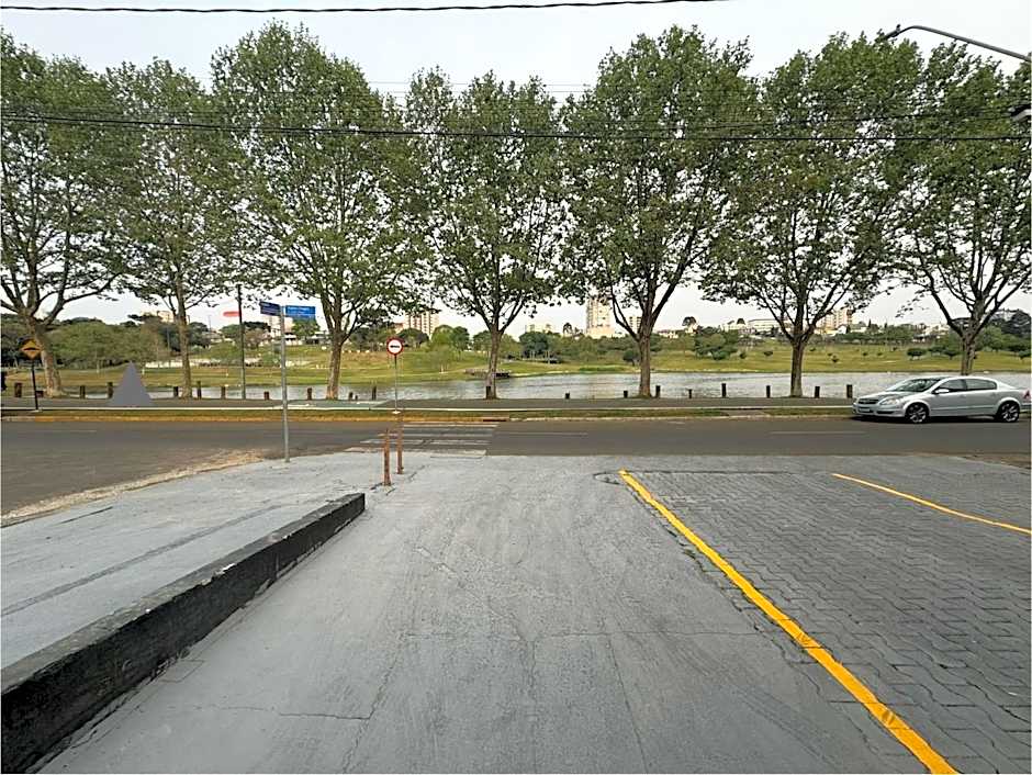 Studio com quarto e banheiro em frente ao Parque do Lago Acomoda até 2 pessoas 1 cama