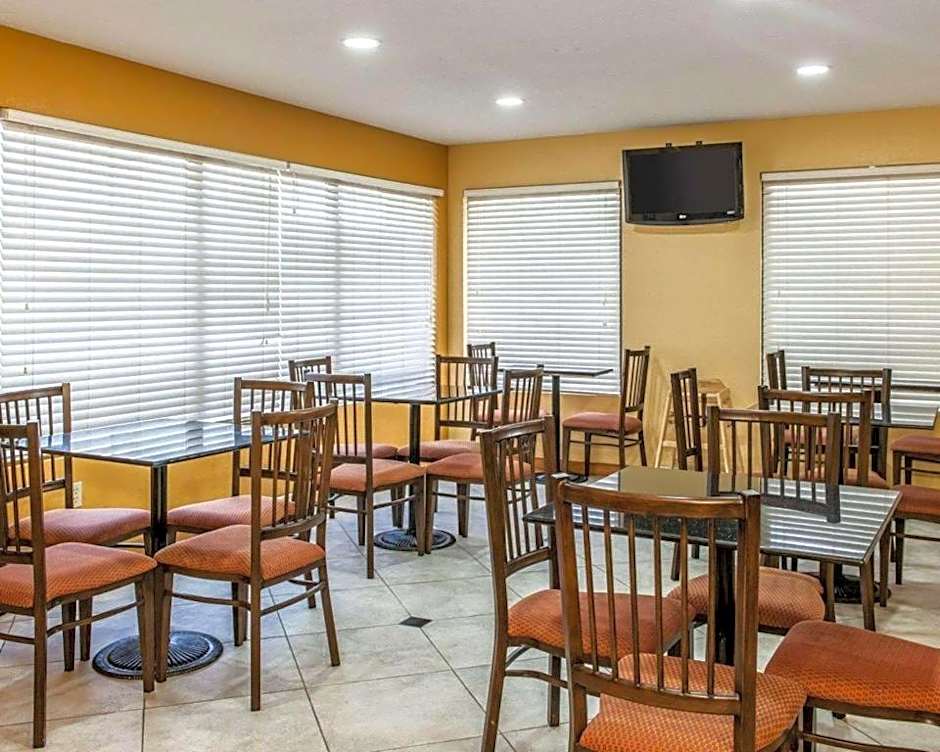 Quality Inn & Suites Shelbyville I-74