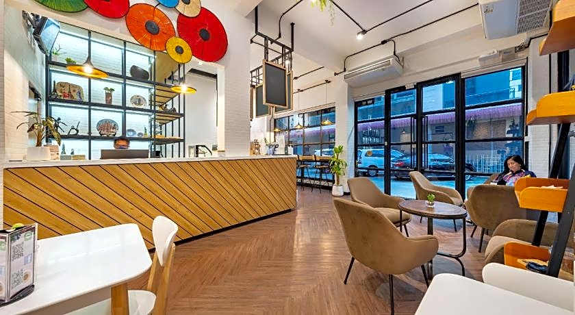 Siam Subway Hostel and Cafe