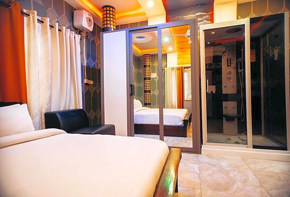Plus 33 Hotel