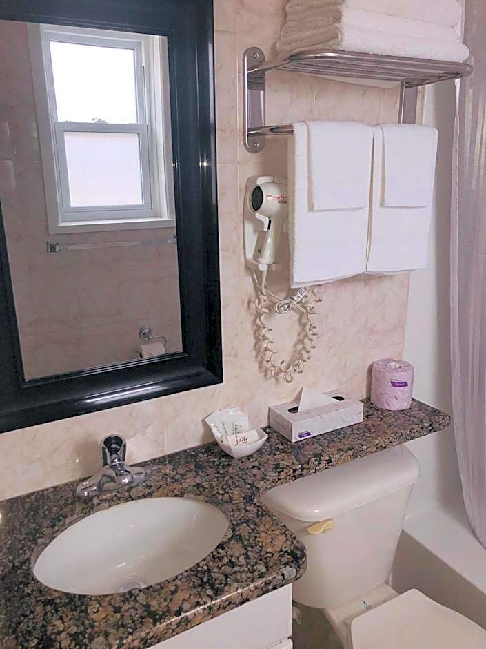 Perth Plaza Inn & Suites