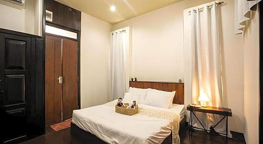 croissant hotel and cafe