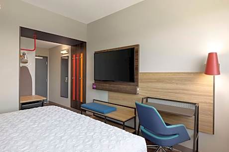 1 King Bed W/Walk In Shower