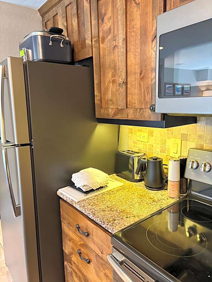 NEW! Marriott Slope View Ski & Summer Luxury Studio Sleeps 4 Full kitchen, Amenities & Paid Parking