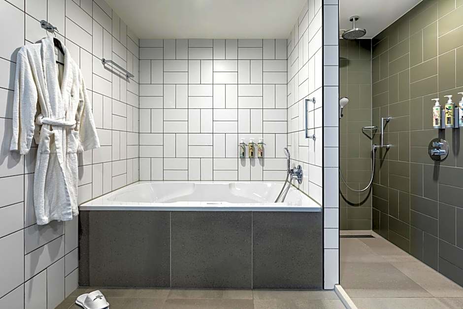 Renaissance by Marriott Amsterdam Schiphol Airport Hotel