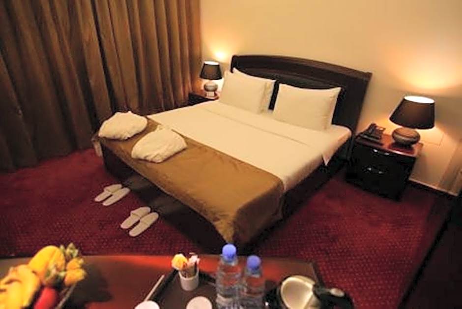 Queens Land Hotel