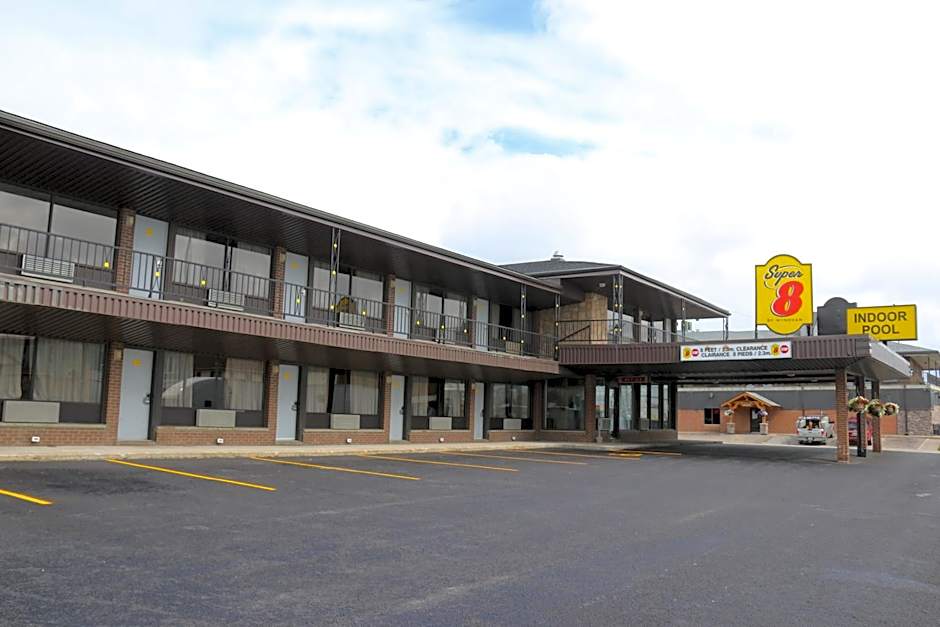 Super 8 by Wyndham Hearst ON