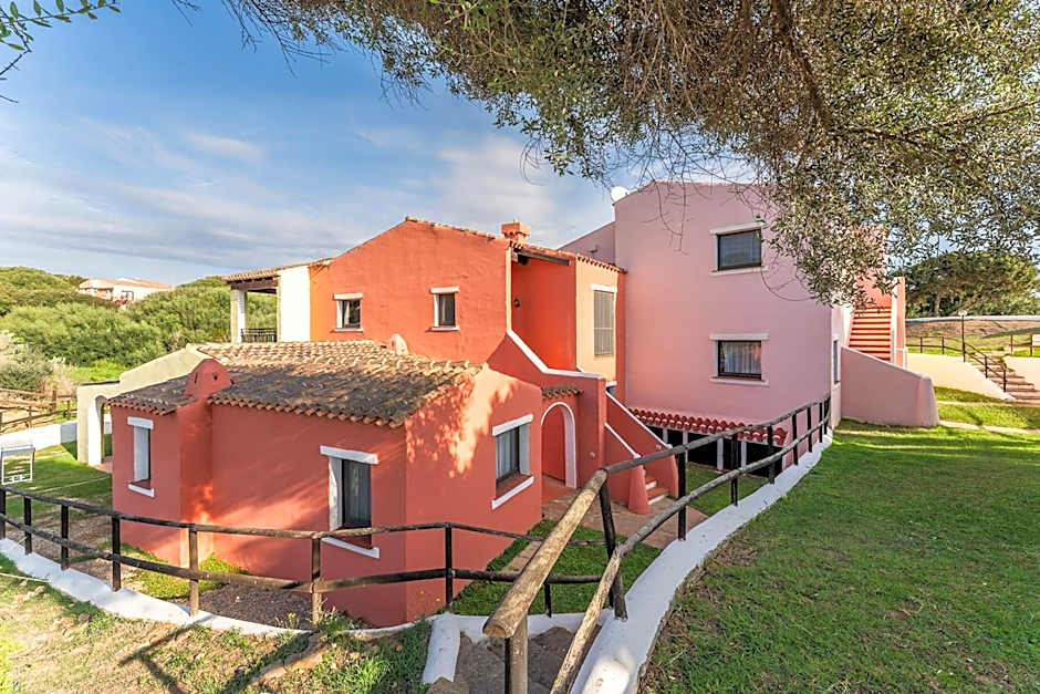 Villas with air conditioning and shared pool, just a few minutes from La Pelosa beach