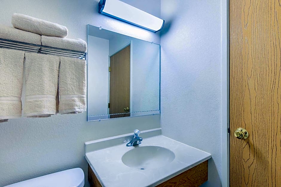 Super 8 by Wyndham West Middlesex/Sharon Area