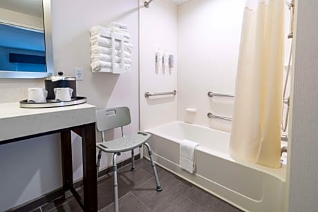 2 Queens Mobility Access W/tub Nonsmoking