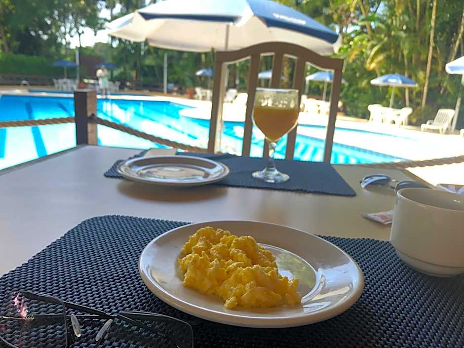 Fabuloso flat 241, Amarílis, Riviera de São Lourenço 3 Piscinas climatizadas carregador veiculo eletrico 2 quartos sendo uma suíte internet 500mb Adega, cozinha equipada completa, serviço de praia fim de semana limpeza trocas de toalhas,