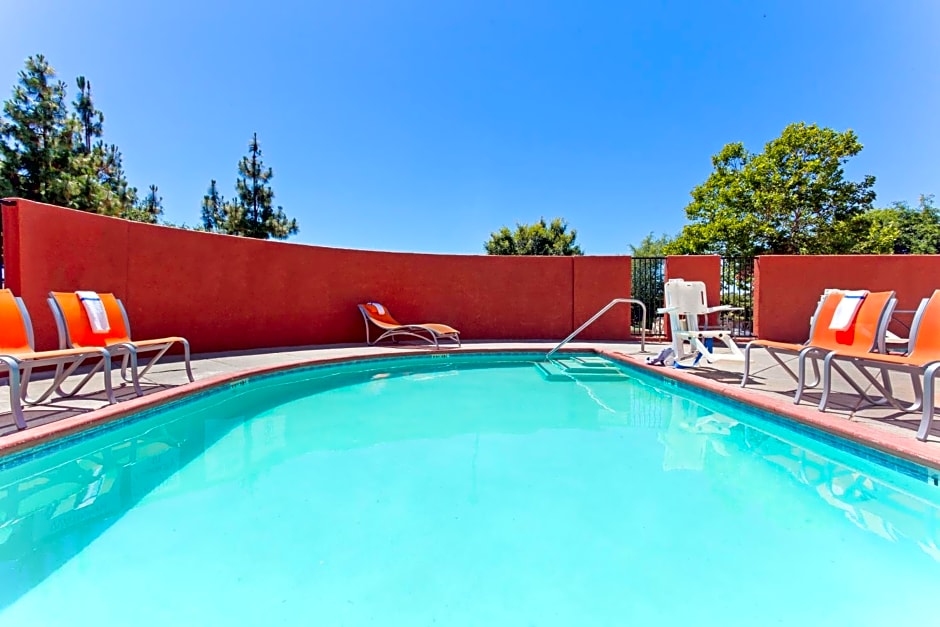 Holiday Inn Express & Suites Elk Grove West I-5 By IHG