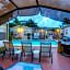 Richard's Motel Courtyard